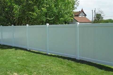 What are the benefits of choosing vinyl fencing in Broward County