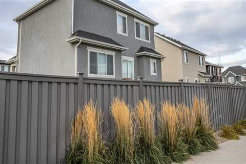 What are the disadvantages of vinyl fencing?